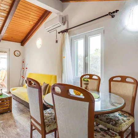 Rustic In With Garden Semesterbostad